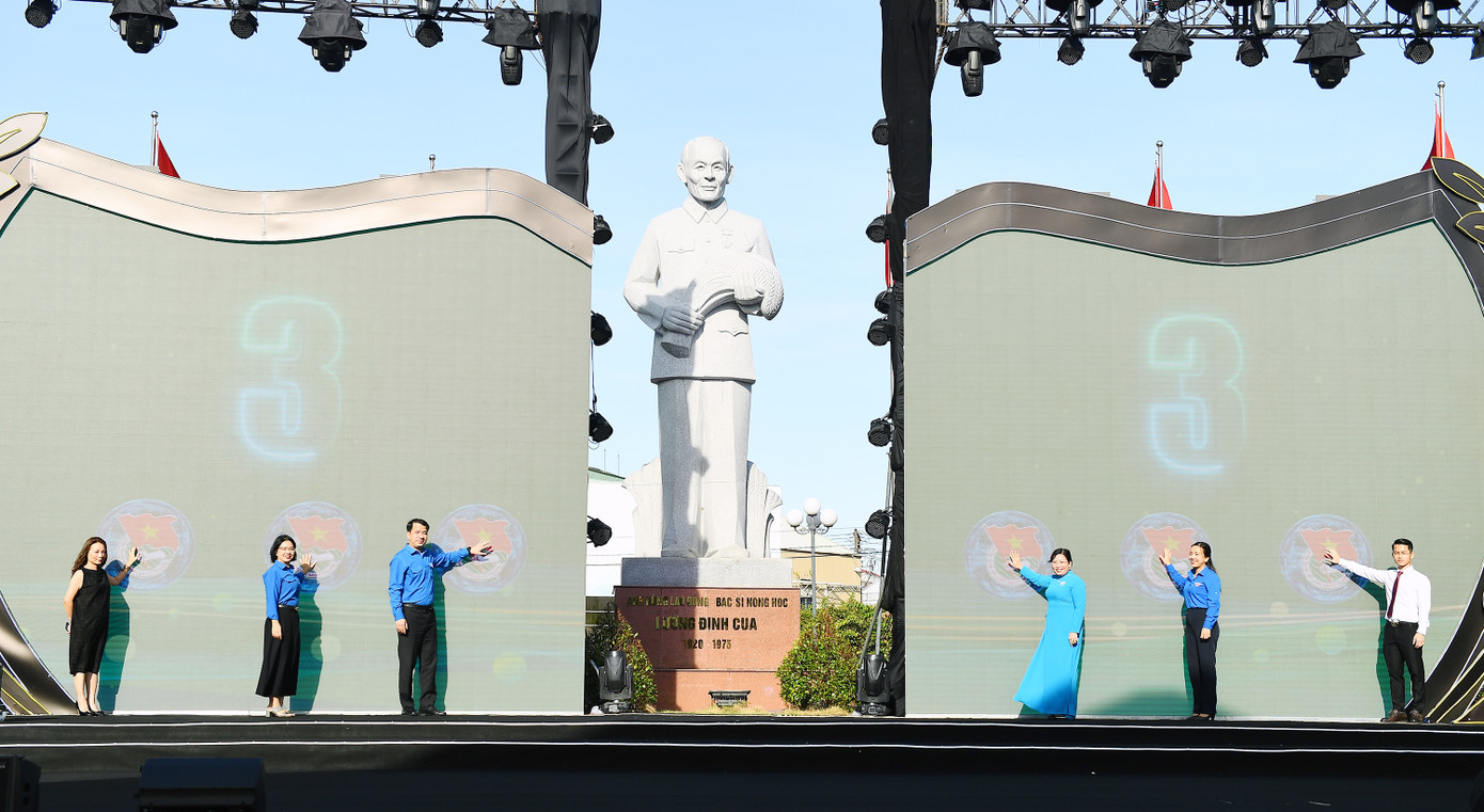 Các đại biểu bấm nút khai mạc triển lãm “Kết nối nông nghiệp số” và hội chợ nông sản thanh niên toàn quốc năm 2023.