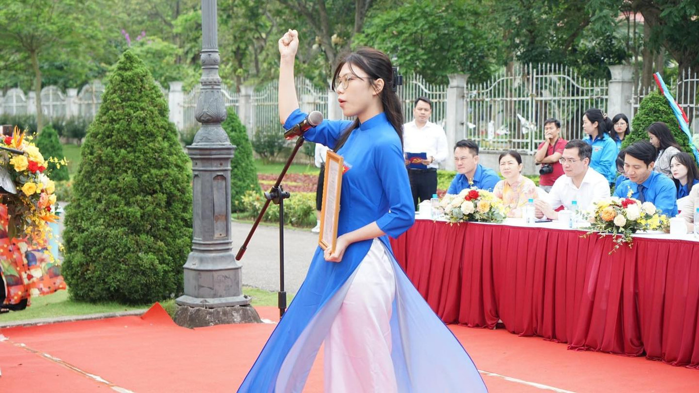 Đảng viên trẻ tuyên thệ tại lễ kết nạp. Đảng viên trẻ tuyên thệ tại lễ kết nạp.