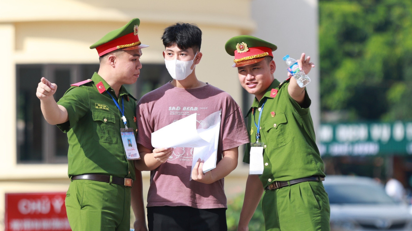 Sinh viên Học viện Cảnh sát Nhân dân hướng dẫn thí sinh vào phòng thi.