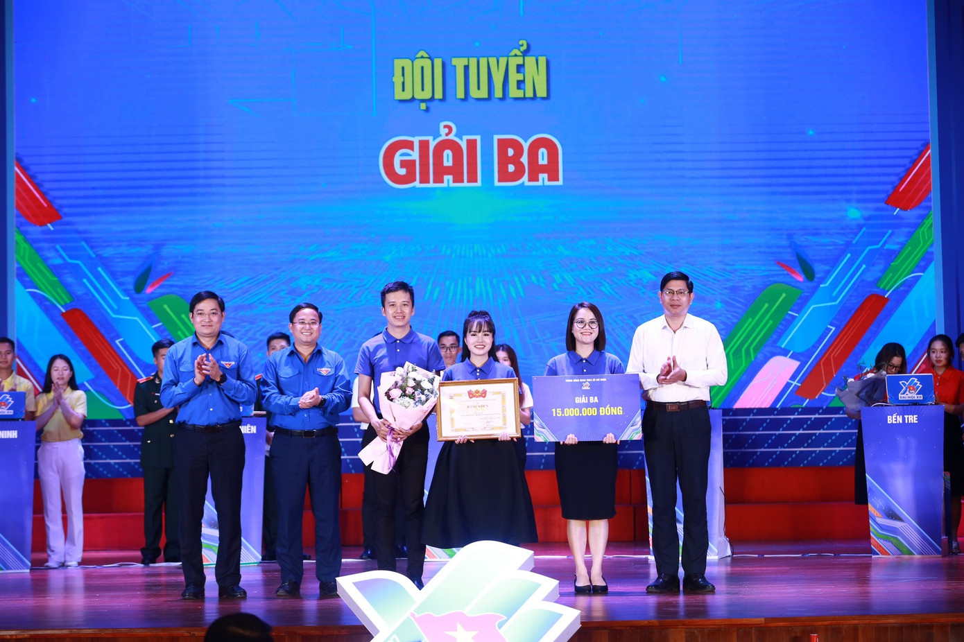 Ban Tổ chức trao giải cho các đội thi đoạt giải.