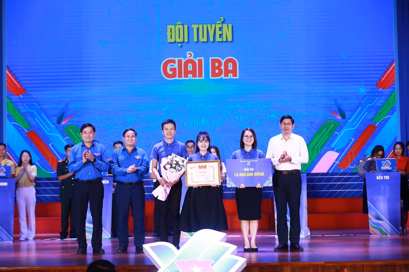 Ban Tổ chức trao giải cho các đội thi đoạt giải.
