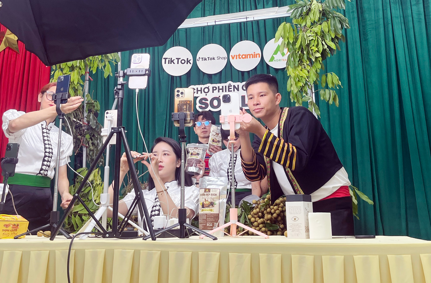 Vừa qua, 11 nhà sáng tạo nội dung trên nền tảng mạng xã hội đã hội tụ tại huyện sông Mã, tỉnh Sơn La để livestream quảng bá, bán một số sản phẩm OCOP đặc trưng của tỉnh Sơn La.