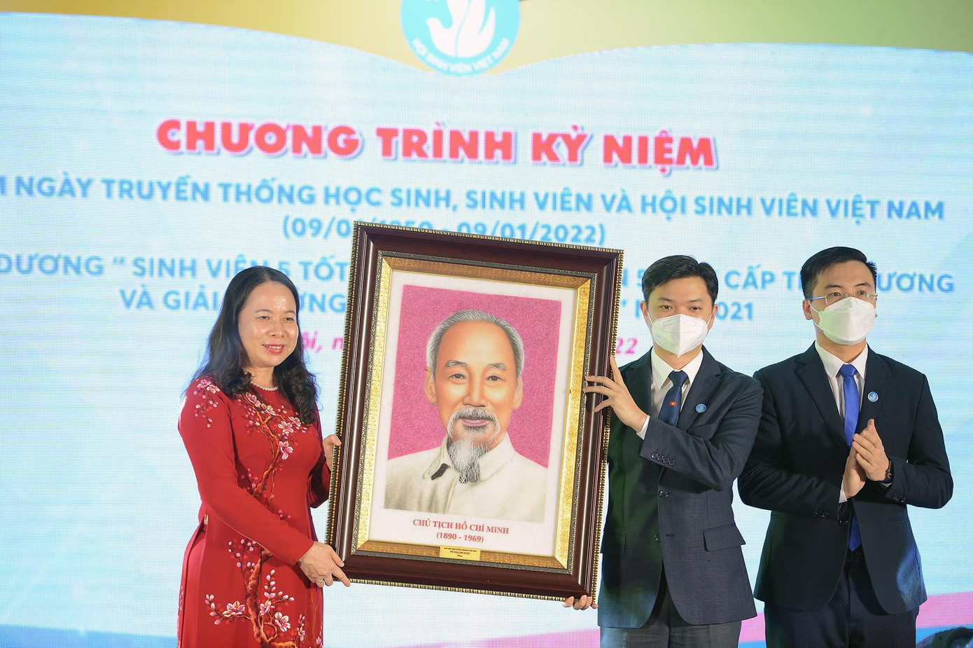 Phó Chủ tịch nước Võ Thị Ánh Xuân trao bức chân dung Chủ tịch Hồ Chí Minh tặng T.Ư Hội Sinh viên Việt Nam. Phó Chủ tịch nước Võ Thị Ánh Xuân trao bức chân dung Chủ tịch Hồ Chí Minh tặng T.Ư Hội Sinh viên Việt Nam.