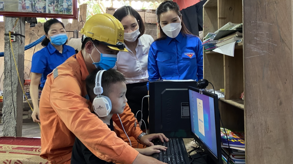 Máy tính được trao tặng tới thiếu nhi huyện Phú Xuyên. Máy tính được trao tặng tới thiếu nhi huyện Phú Xuyên