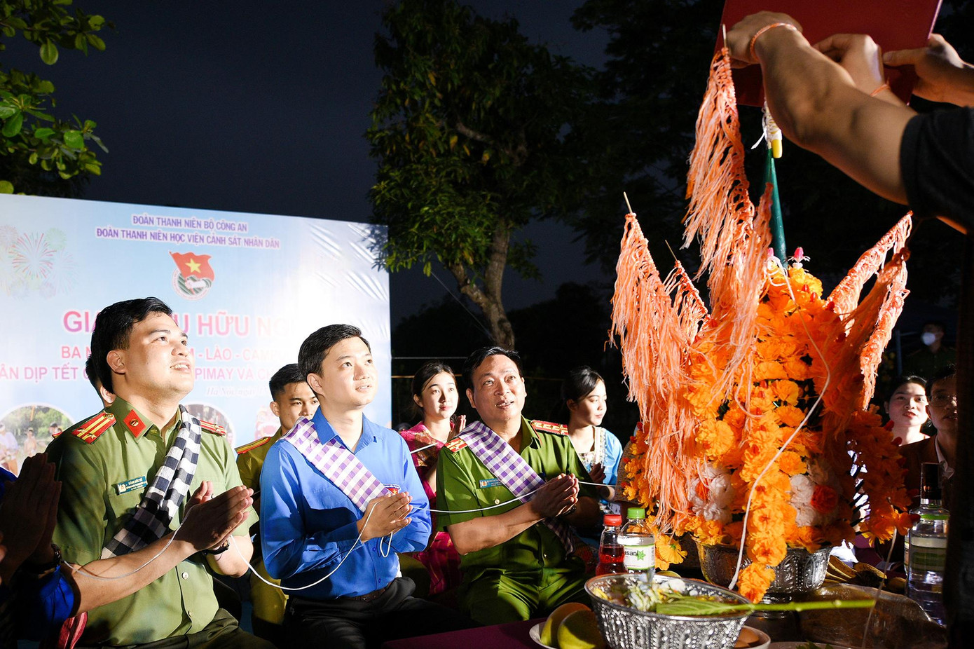 Các đại biểu cùng tham gia những nghi thức trong lễ đón tết truyền thống của hai nước Lào và Campuchia.
