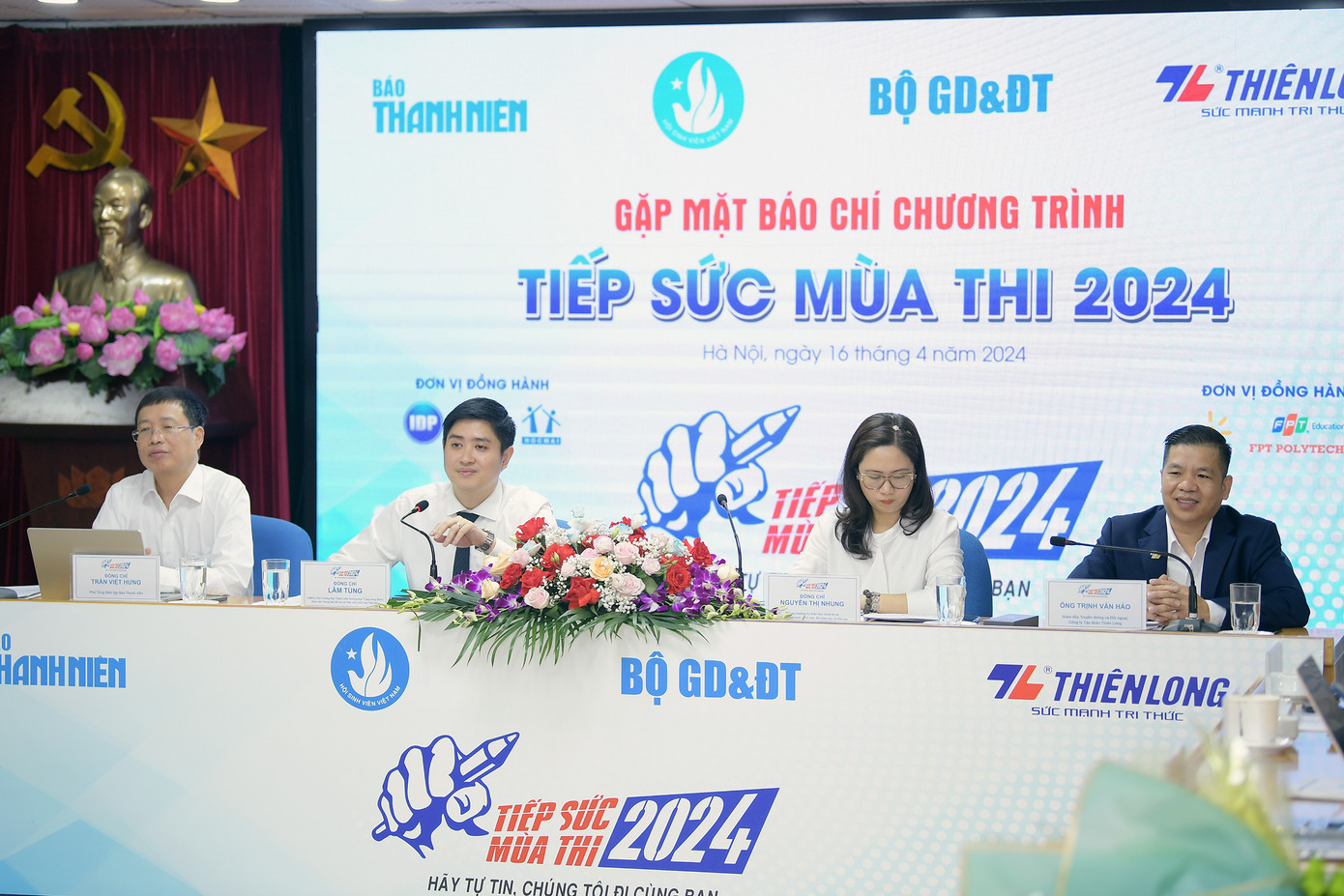 Đại diện Ban Tổ chức trả lời các thắc mắc tại chương trình. Đại diện Ban Tổ chức trả lời các thắc mắc tại chương trình.