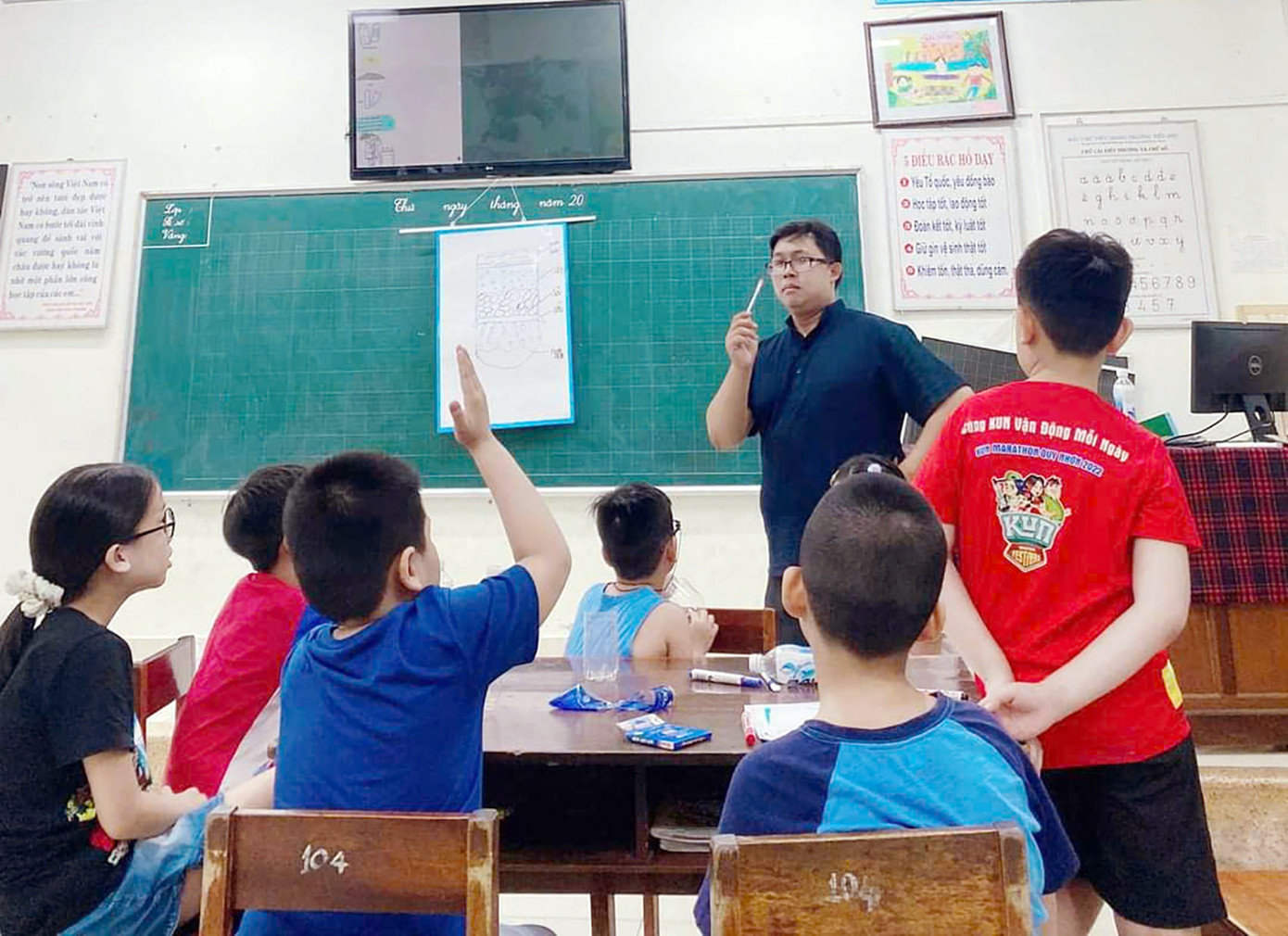 ThS Hoàng Hữu Phước chia sẻ kiến thức khoa học với các em học sinh.