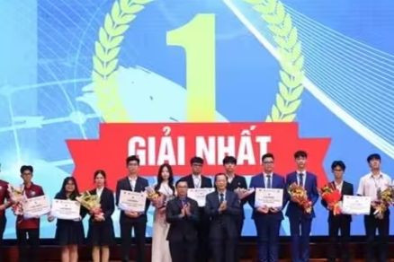 Các học sinh xuất sắc giành giải Nhất cuộc thi Khoa học kỹ thuật cấp Quốc gia học sinh trung học năm học 2023 - 2024. Các học sinh xuất sắc giành giải Nhất cuộc thi Khoa học kỹ thuật cấp Quốc gia học sinh trung học năm học 2023 - 2024.