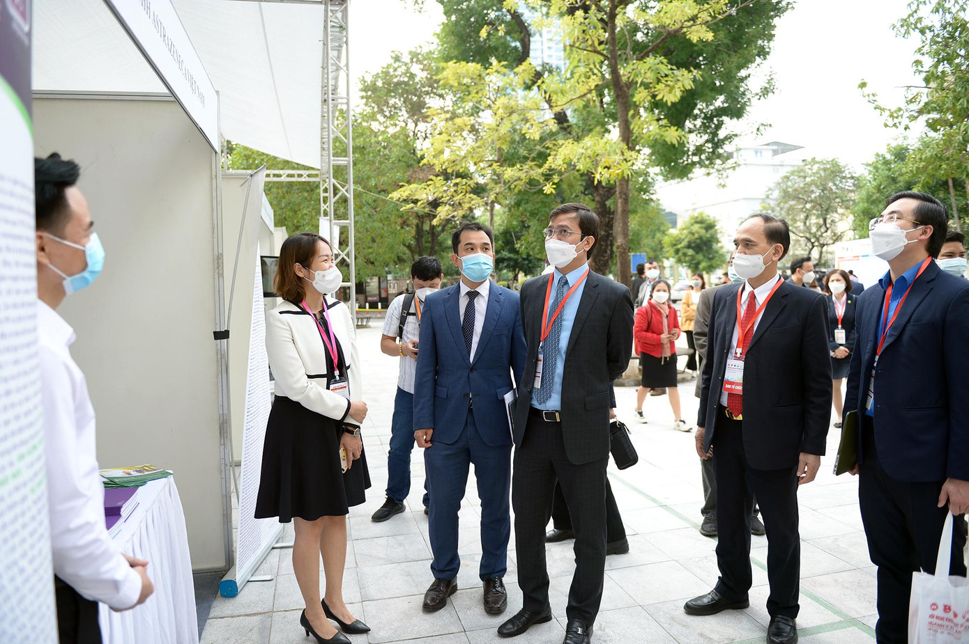 Anh Bùi Quang Huy - Ủy viên dự khuyết T.Ư Đảng, Bí thư thường trực T.Ư Đoàn, Chủ tịch T.Ư Hội Sinh viên Việt Nam tham quan triển lãm trong khuôn khổ Hội nghị. Anh Bùi Quang Huy - Ủy viên dự khuyết T.Ư Đảng, Bí thư thường trực T.Ư Đoàn, Chủ tịch T.Ư Hội Sinh viên Việt Nam tham quan triển lãm trong khuôn khổ Hội nghị.