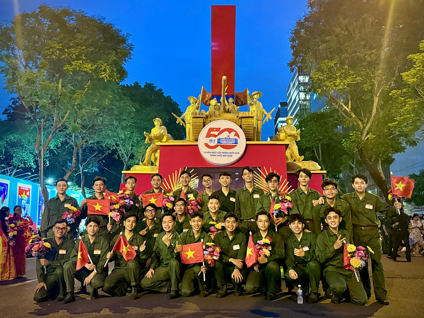 Sinh viên tiêu biểu hăng say tập luyện cho Lễ Kỷ niệm 50 năm Ngày Giải phóng miền Nam.