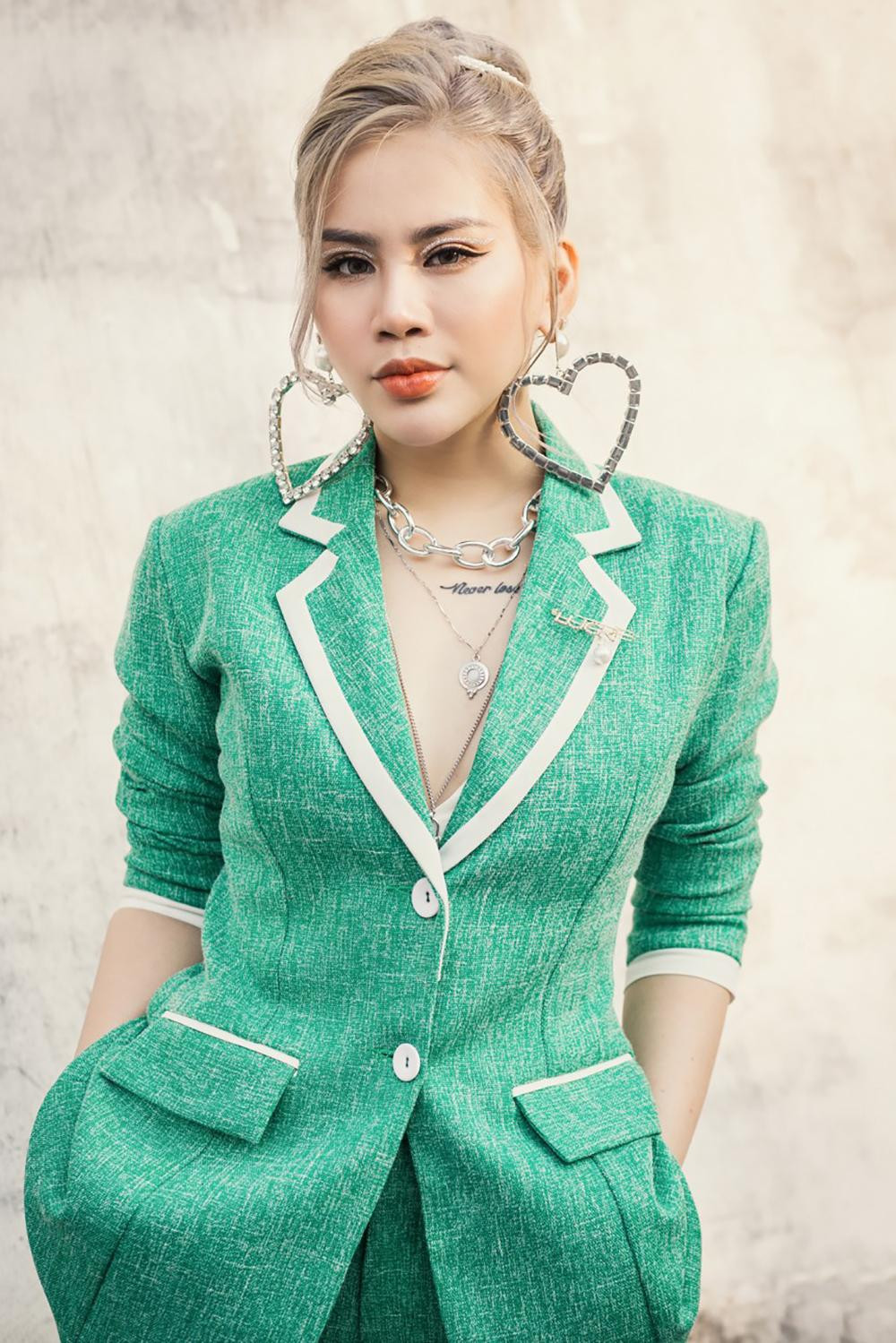 Nhận lời đến với chương trình, ca sĩ Yến Lê cho biết cô vô cùng vinh dự, gật đầu nhận lời không cần cân nhắc quá nhiều bởi được đem tiết hát đóng góp cho xã hội, lan tỏa, động viên, khích lệ các tuyến đầu. "Khi chúng ta được quay trở lại với nhịp sống bình thường, anh chị em nghệ sĩ có thời gian tập luyện trực tiếp với nhau, có thể sửa lỗi cho nhau, cùng nhau hoàn thiện bản nhạc. Lần này không còn phải ngồi trước màn hình máy tính, điện thoại hàng giờ để sửa các chi tiết nhỏ, tiết kiệm được nhiều thời gian và công sức. Những gì đã qua đó là kỷ niệm, là miền ký ức để chúng ta biến nó là động lực vực dậy vững vàng hơn", Yến Lê chia sẻ.