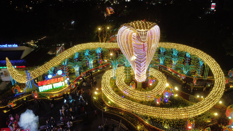 Điểm nhấn đường hoa Xuân là đại cảnh về linh vật Kim Tỵ Phú Quý - rắn hổ mang chúa với chiều cao gần 11m, dài 135m được lấy ý tưởng từ chủ đề chuyển đổi số, trí tuệ nhân tạo, ứng dụng điện toán đám mây. Điểm nhấn đường hoa Xuân là đại cảnh về linh vật Kim Tỵ Phú Quý - rắn hổ mang chúa với chiều cao gần 11m, dài 135m được lấy ý tưởng từ chủ đề chuyển đổi số, trí tuệ nhân tạo, ứng dụng điện toán đám mây.