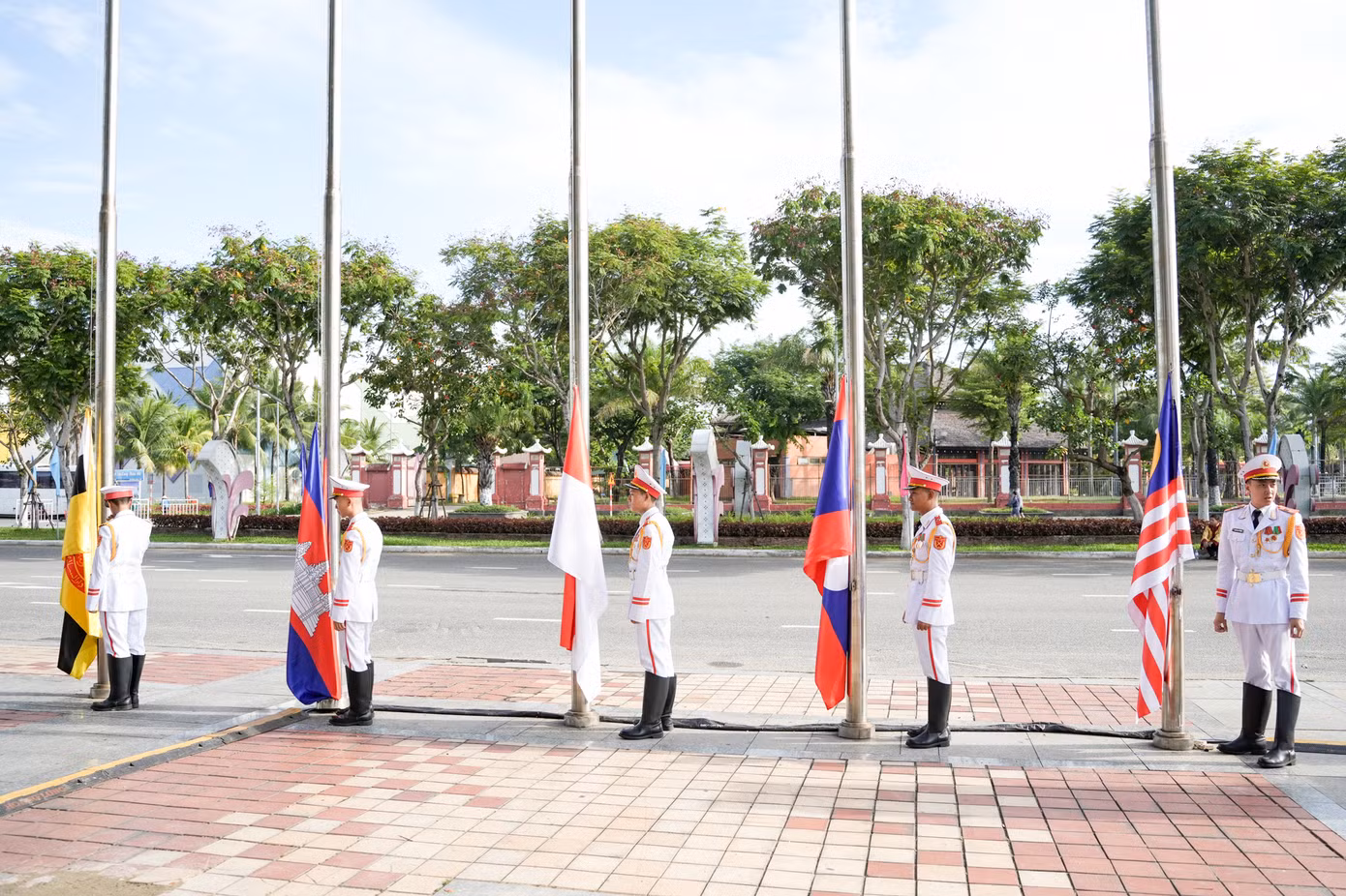 “Đà Nẵng sẽ nỗ lực hết mình để thực hiện tốt nhất các yêu cầu của Hội đồng Thể thao Học sinh Đông Nam Á, Ban Tổ chức Đại hội. Lãnh đạo, nhân dân TP. Đà Nẵng phấn khởi được góp sức, tạo điều kiện thuận lợi để các vận động viên có những cuộc tranh tài sôi nổi, hấp dẫn, những buổi giao lưu thắm tình đoàn kết, hữu nghị giữa nhân dân TP. Đà Nẵng với du khách, cùng các vận động viên đến từ các quốc gia Đông Nam Á trong thời gian tới”, ông Trần Chí Cường nói.