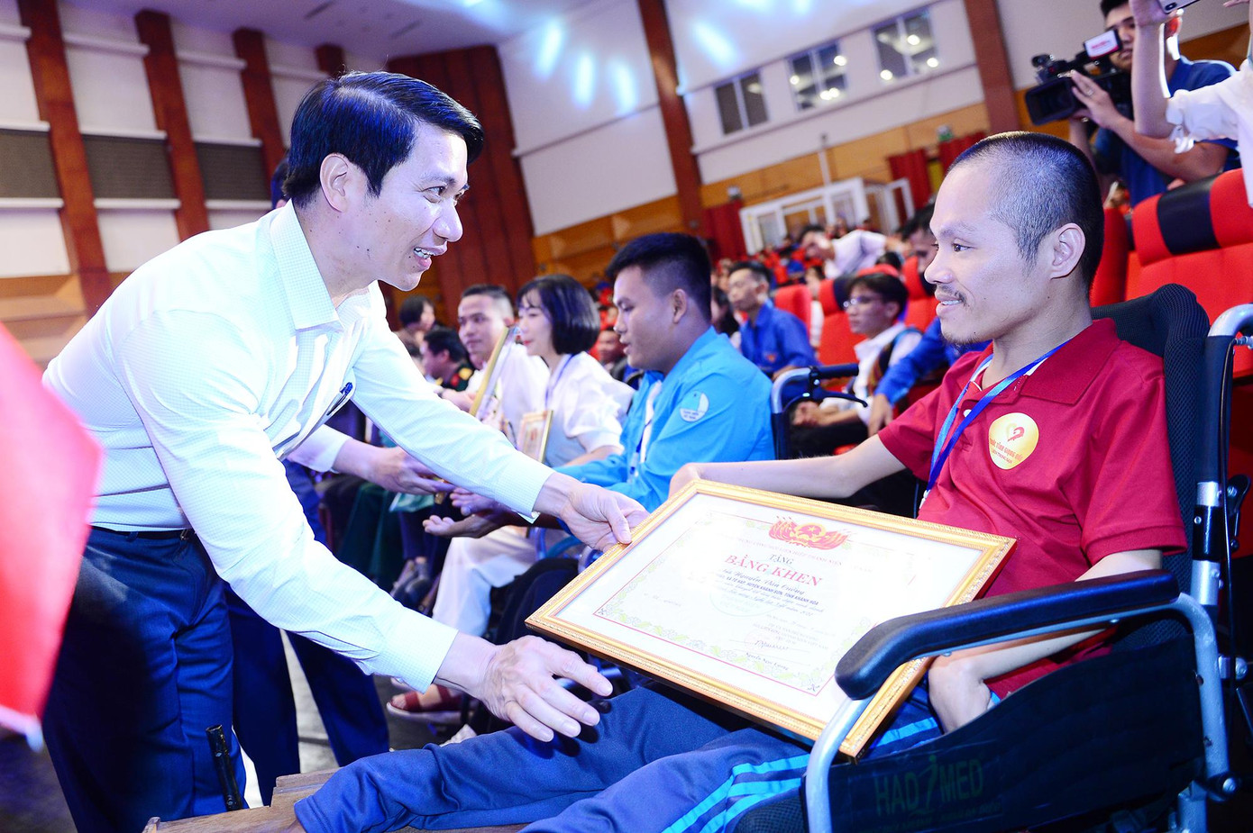 Anh Nguyễn Ngọc Lương - Bí thư thường trực T.Ư Đoàn, Chủ tịch T.Ư Hội LHTN Việt Nam tặng bằng khen của Uỷ ban T.Ư Hội LHTN Việt Nam cho thanh niên khuyết tật tiêu biểu. Anh Nguyễn Ngọc Lương - Bí thư thường trực T.Ư Đoàn, Chủ tịch T.Ư Hội LHTN Việt Nam tặng bằng khen của Uỷ ban T.Ư Hội LHTN Việt Nam cho thanh niên khuyết tật tiêu biểu.