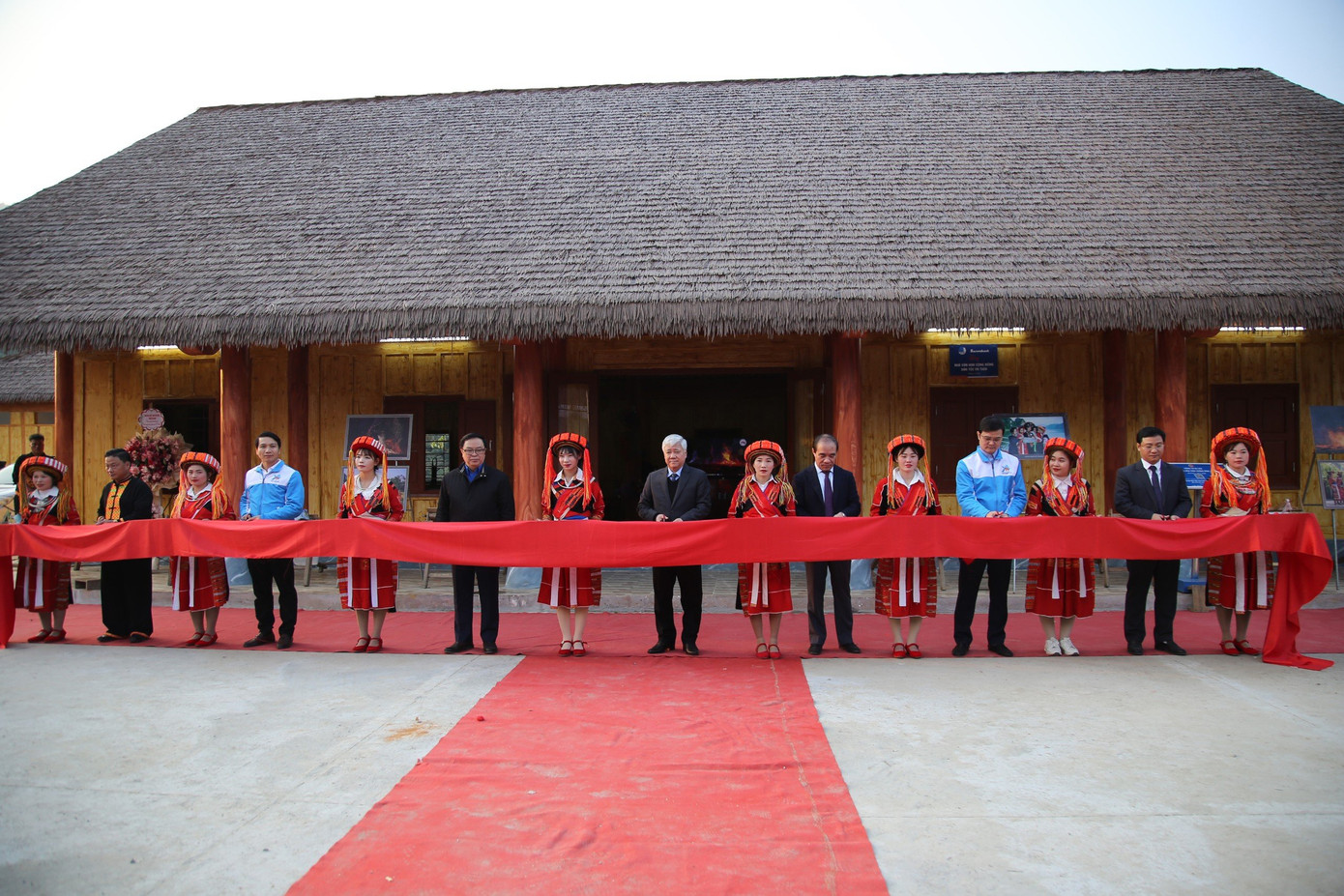 Khánh thành Nhà văn hóa cộng đồng dân tộc Pà Thẻn tỉnh Tuyên Quang. Khánh thành Nhà văn hóa cộng đồng dân tộc Pà Thẻn tỉnh Tuyên Quang.