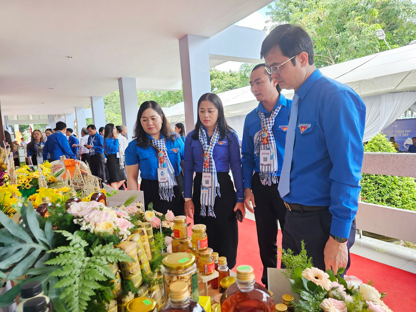 Các đại biểu tham quan gian hàng khởi nghiệp của thanh niên TP. Cần Thơ. Các đại biểu tham quan gian hàng khởi nghiệp của thanh niên TP. Cần Thơ.
