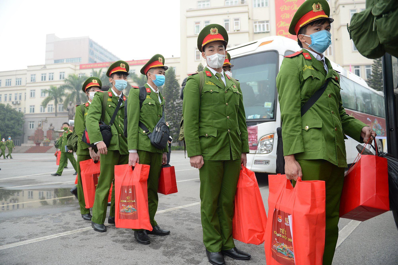 350 học viên Học viện Cảnh sát nhân dân nhận quà từ chương trình "Tết chung một nhà". 350 học viên Học viện Cảnh sát nhân dân nhận quà từ chương trình "Tết chung một nhà".