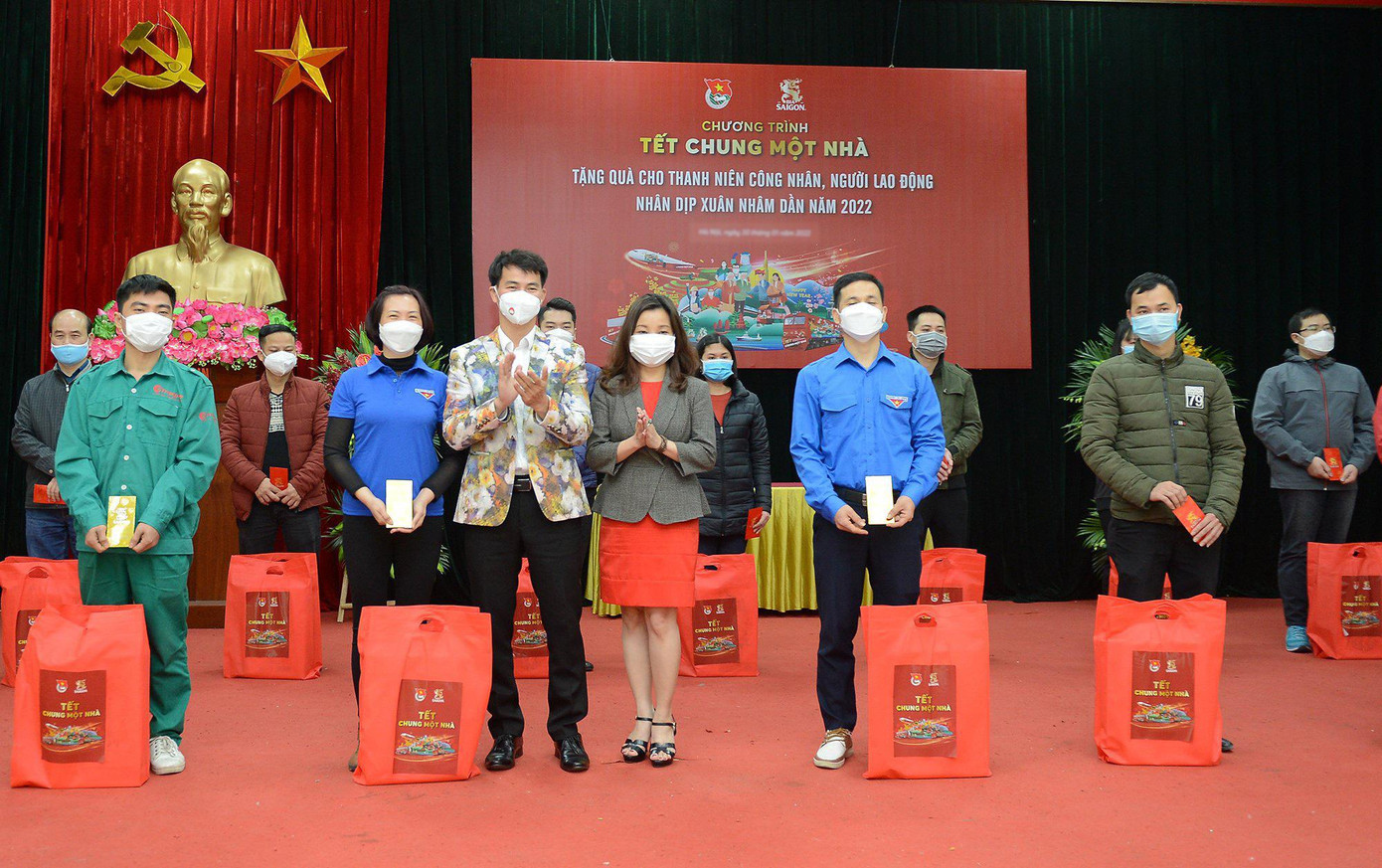 NSƯT Xuân Bắc cùng đại diện BTC chương trình trao những phần quà ý nghĩa đến thanh niên công nhân và người lao động tại KCN Bắc Thăng Long (TP. Hà Nội). NSƯT Xuân Bắc cùng đại diện BTC chương trình trao những phần quà ý nghĩa đến thanh niên công nhân và người lao động tại KCN Bắc Thăng Long (TP. Hà Nội).