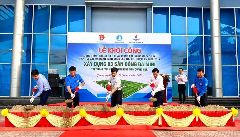 Nhân dịp này, T.Ư Hội Sinh viên Việt Nam phối hợp với các đơn vị Khởi công xây dựng 3 sân bóng đá mini tại Quảng Ngãi. Nhân dịp này, T.Ư Hội Sinh viên Việt Nam phối hợp với các đơn vị Khởi công xây dựng 3 sân bóng đá mini tại Quảng Ngãi.