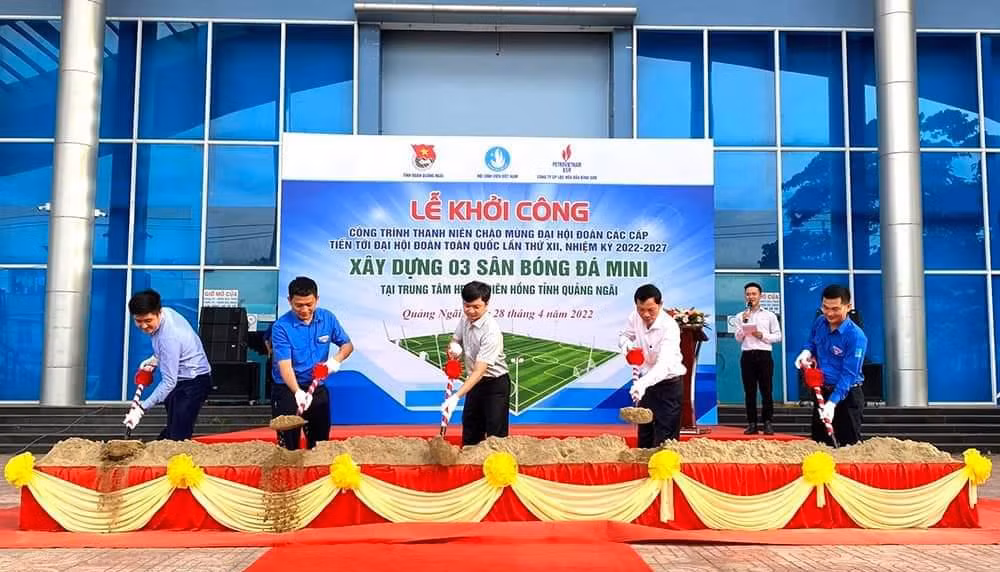 Nhân dịp này, T.Ư Hội Sinh viên Việt Nam phối hợp với các đơn vị Khởi công xây dựng 3 sân bóng đá mini tại Quảng Ngãi. Nhân dịp này, T.Ư Hội Sinh viên Việt Nam phối hợp với các đơn vị Khởi công xây dựng 3 sân bóng đá mini tại Quảng Ngãi.