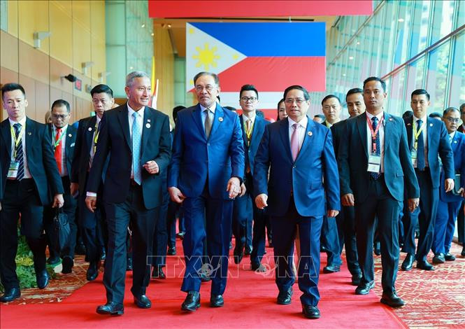 Thủ tướng Phạm Minh Chính và Thủ tướng Malaysia Anwar Ibrahim đến dự phiên Đối thoại của lãnh đạo ASEAN với thanh niên ASEAN. Ảnh: Dương Giang/ TTXVN