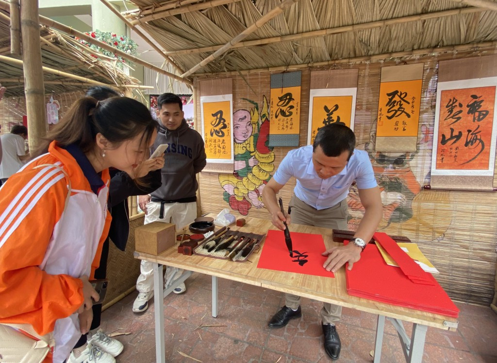 Nhiều hoạt động được tổ chức tại ngày hội. Nhiều hoạt động được tổ chức tại ngày hội.