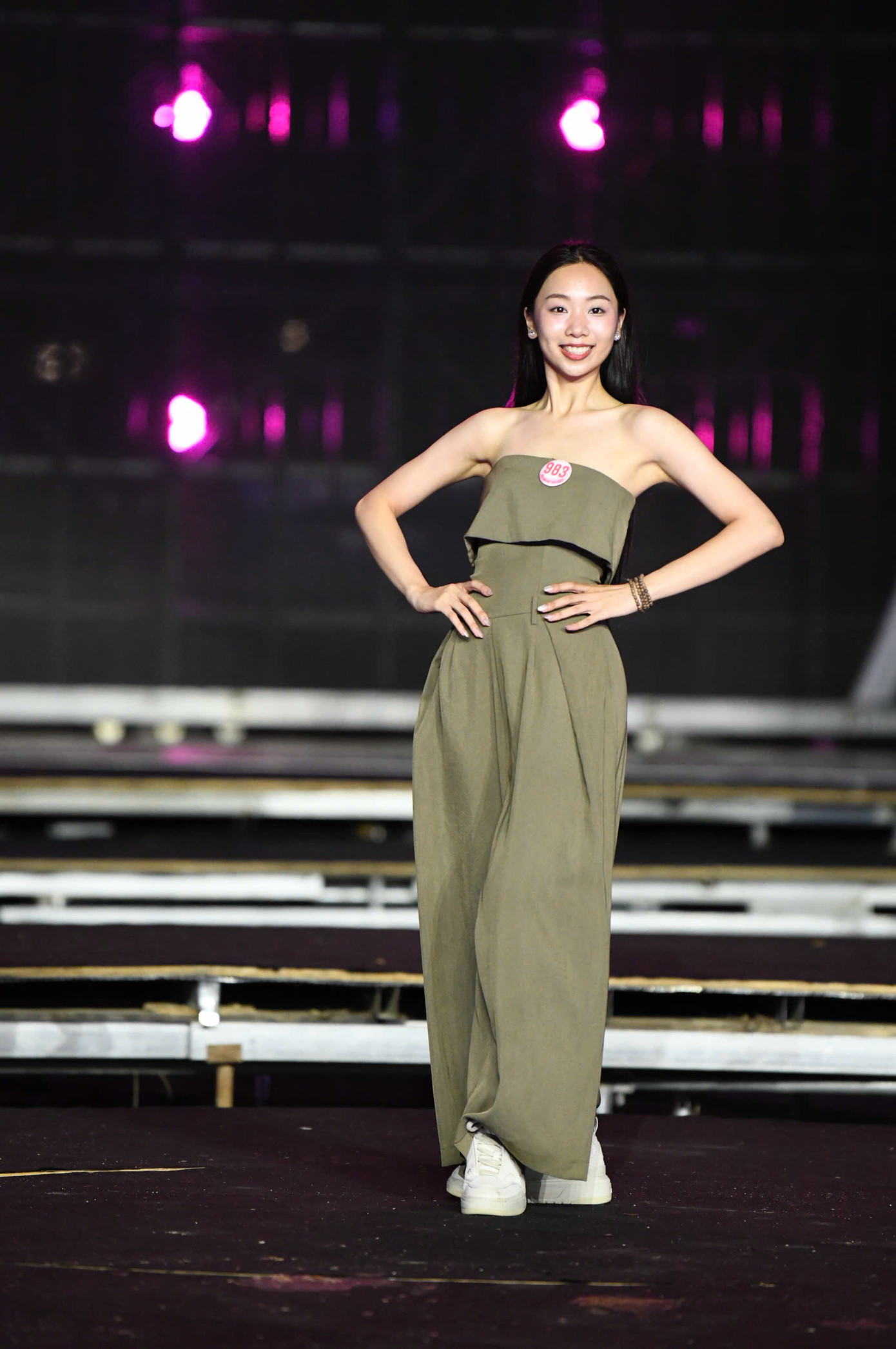 Để tạo sân khấu, Ban tổ chức đã huy động hơn 200 tấn thiết bị, lắp đặt trong vòng hơn 1 tuần qua. Phần sàn được gia cố đặc biệt để đảm bảo an toàn, dù đặt nổi trên dòng nước đang chảy. Đội ngũ kỹ thuật thường xuyên kiểm tra các khớp nối, kiểm soát độ rung và độ ẩm từ sông Hương.