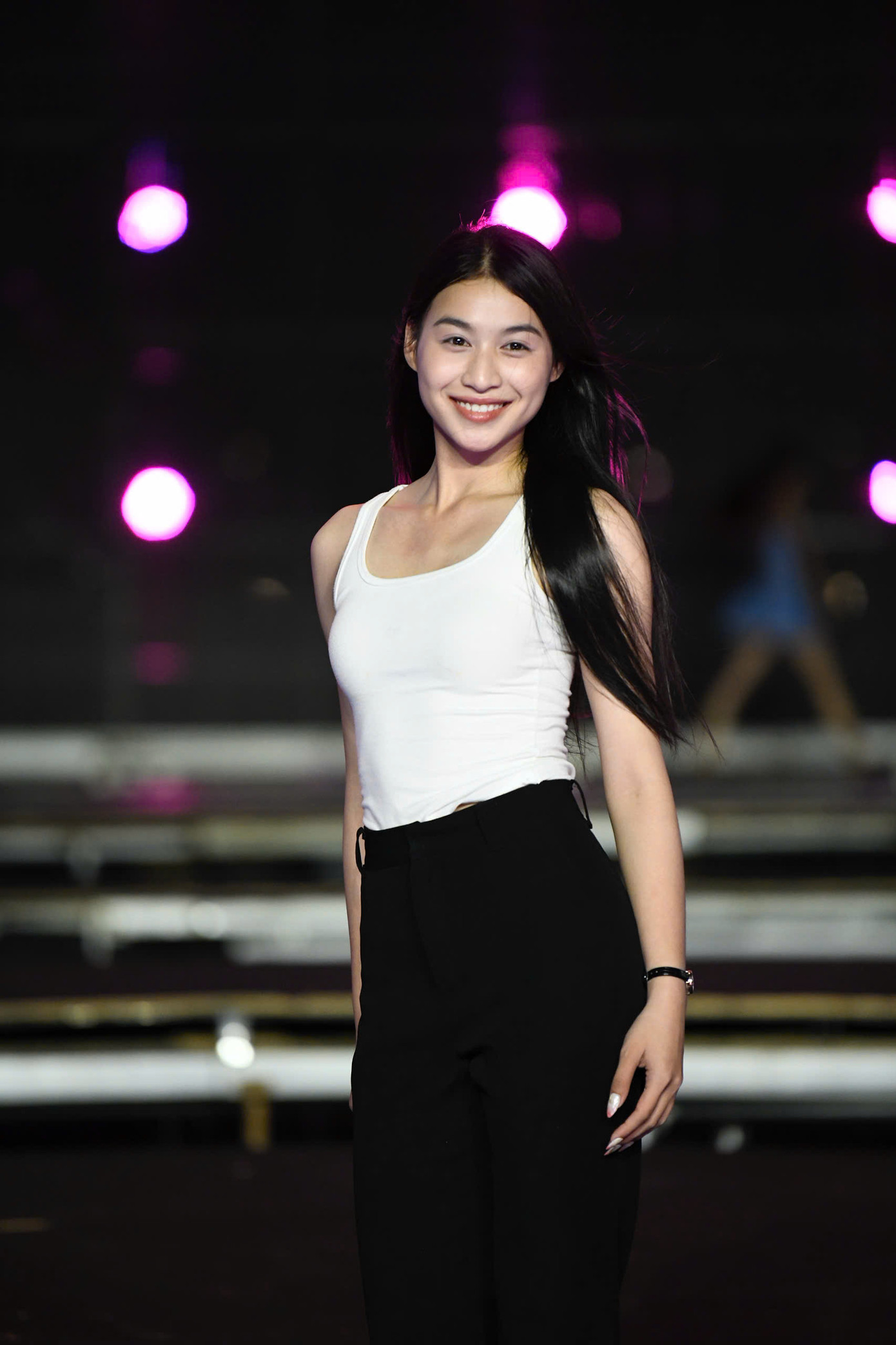 Để tạo sân khấu, Ban tổ chức đã huy động hơn 200 tấn thiết bị, lắp đặt trong vòng hơn 1 tuần qua. Phần sàn được gia cố đặc biệt để đảm bảo an toàn, dù đặt nổi trên dòng nước đang chảy. Đội ngũ kỹ thuật thường xuyên kiểm tra các khớp nối, kiểm soát độ rung và độ ẩm từ sông Hương.