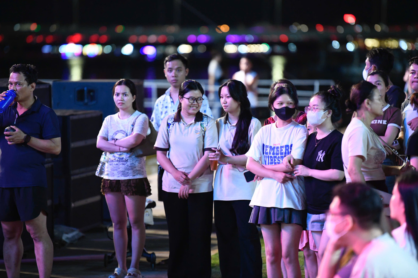 Buổi tập cũng thu hút hàng trăm khán giả địa phương theo dõi. Nhiều người bày tỏ bất ngờ khi thấy các thí sinh tự tin trình diễn trong không gian vừa lạ mắt vừa đòi hỏi kỹ năng cao.