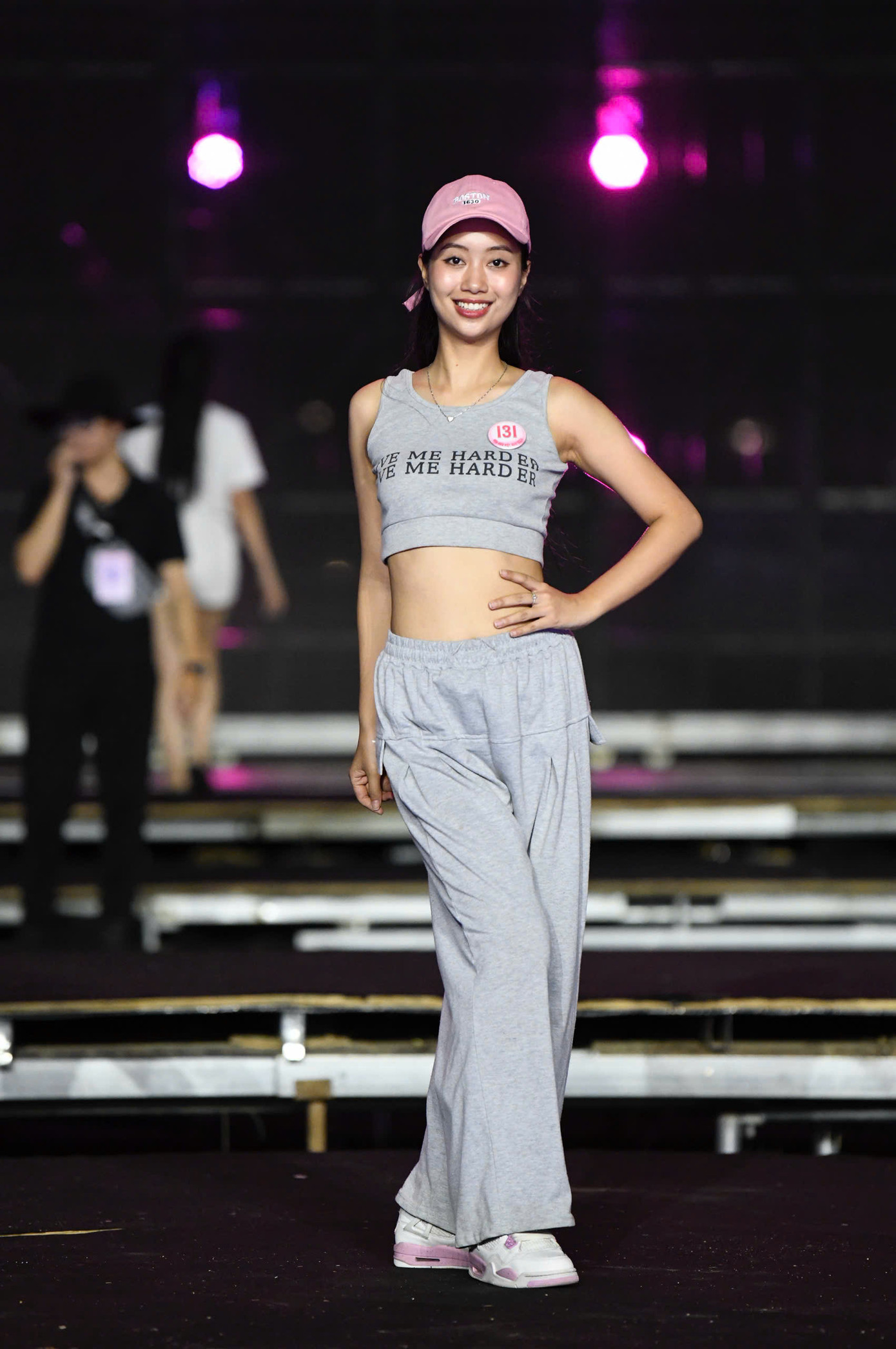 “Mình chưa từng catwalk trên sân khấu nào đặc biệt như vậy. Mỗi bước đi đều phải chắc chắn, giữ thăng bằng nhưng vẫn phải thể hiện thần thái tốt nhất”, thí sinh Nguyễn Mai Phương chia sẻ.