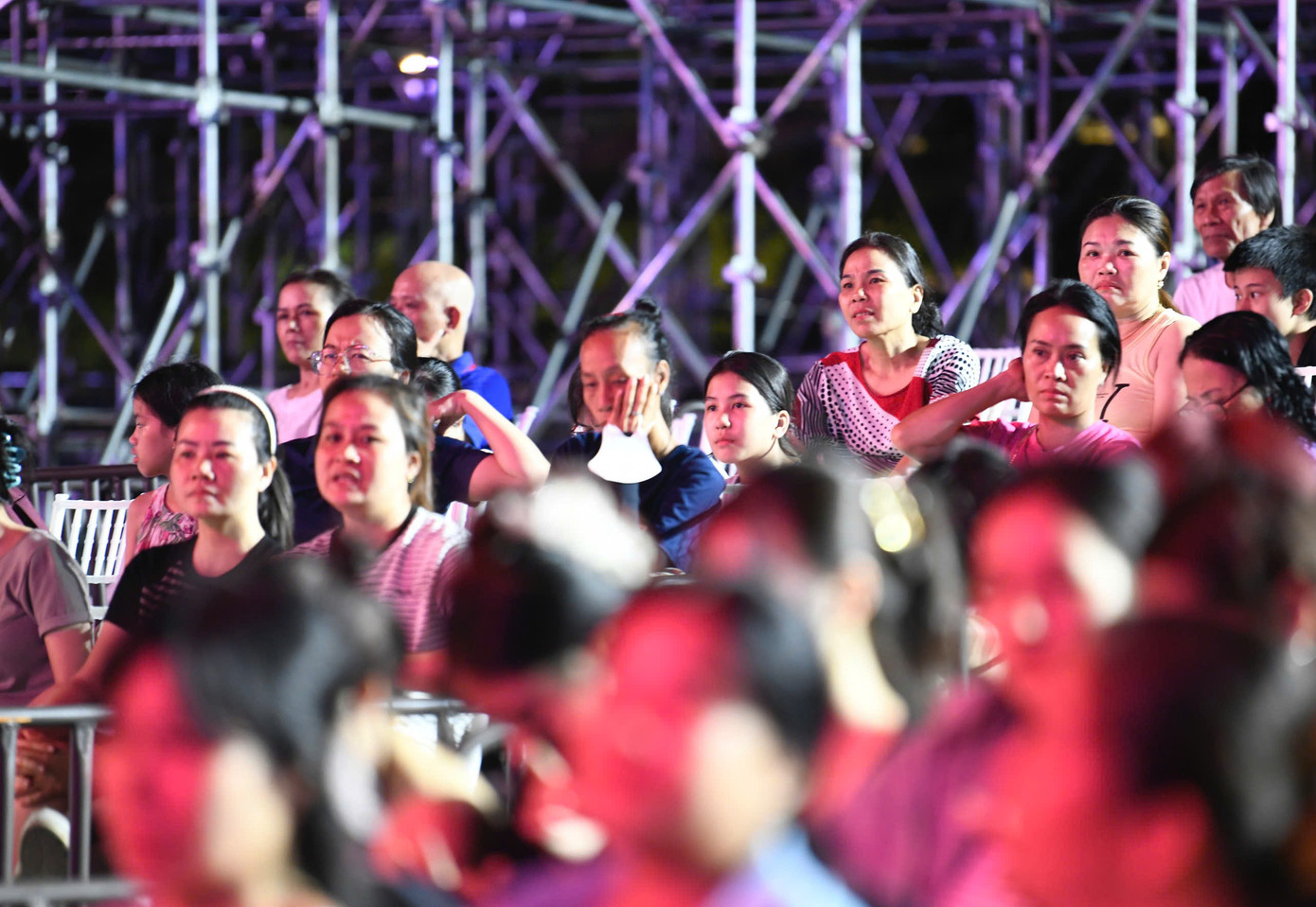 Buổi tập cũng thu hút hàng trăm khán giả địa phương theo dõi. Nhiều người bày tỏ bất ngờ khi thấy các thí sinh tự tin trình diễn trong không gian vừa lạ mắt vừa đòi hỏi kỹ năng cao.