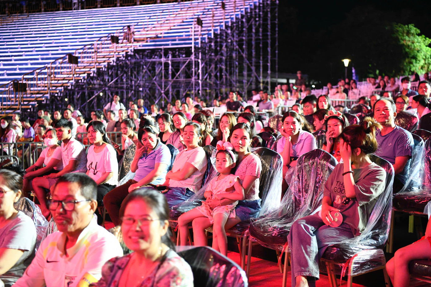 Buổi tập cũng thu hút hàng trăm khán giả địa phương theo dõi. Nhiều người bày tỏ bất ngờ khi thấy các thí sinh tự tin trình diễn trong không gian vừa lạ mắt vừa đòi hỏi kỹ năng cao.