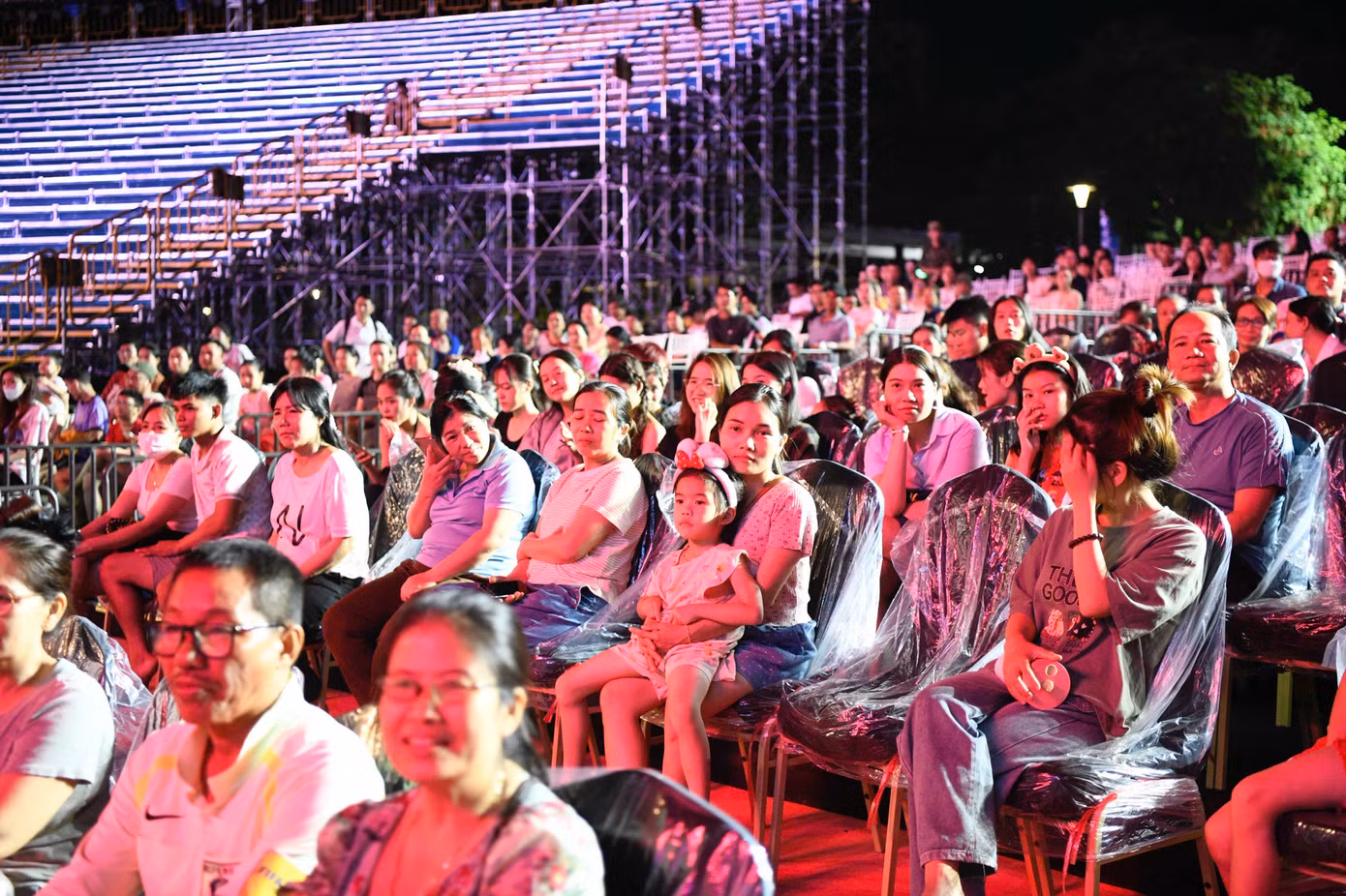 Buổi tập cũng thu hút hàng trăm khán giả địa phương theo dõi. Nhiều người bày tỏ bất ngờ khi thấy các thí sinh tự tin trình diễn trong không gian vừa lạ mắt vừa đòi hỏi kỹ năng cao.