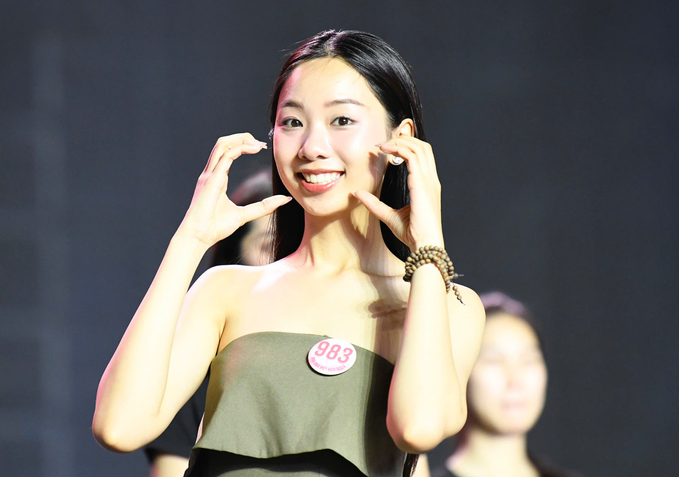 Đại diện Ban tổ chức cho biết: “Việc khớp sân khấu trên mặt nước là một thử thách không nhỏ. Tuy nhiên, các thí sinh thích nghi nhanh, giữ được nhịp trình diễn ổn định. Điều này tạo thêm sự hứng khởi cho đêm chung kết sắp tới”.