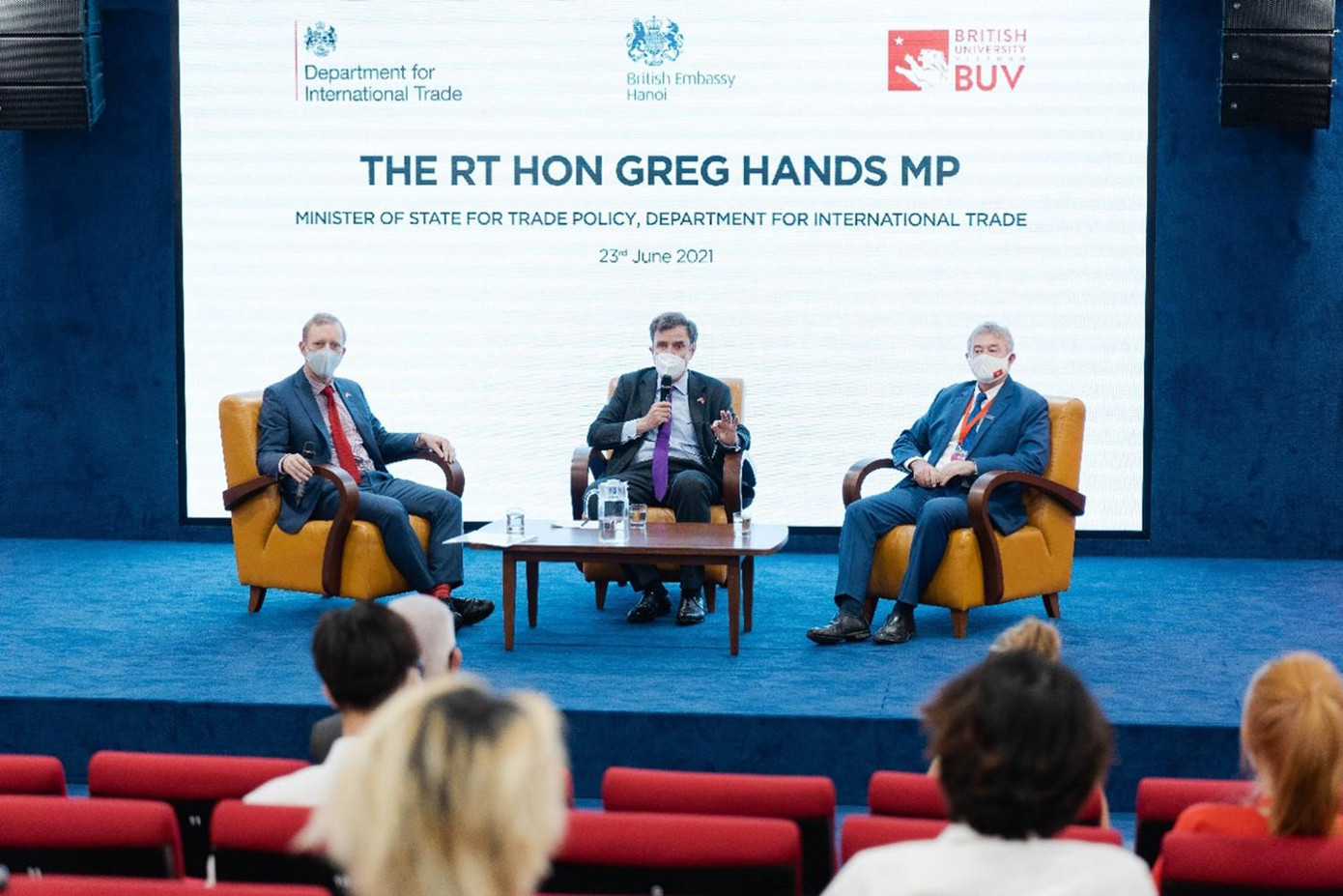 Quốc vụ Khanh Greg Hands và Đại sứ Gareth Ward đã có buổi trò chuyện, giao lưu cùng các sinh viên BUV tại giảng đường.