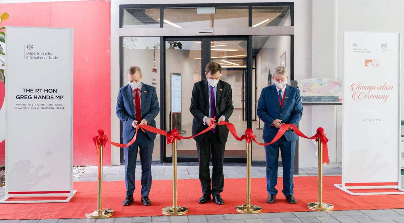 Ngài Quốc vụ Khanh (giữa), Đại sứ Anh (trái) và Hiệu trưởng BUV (phải) cắt băng khánh thành khuôn viên học tập mở rộng của BUV Ecopark campus.