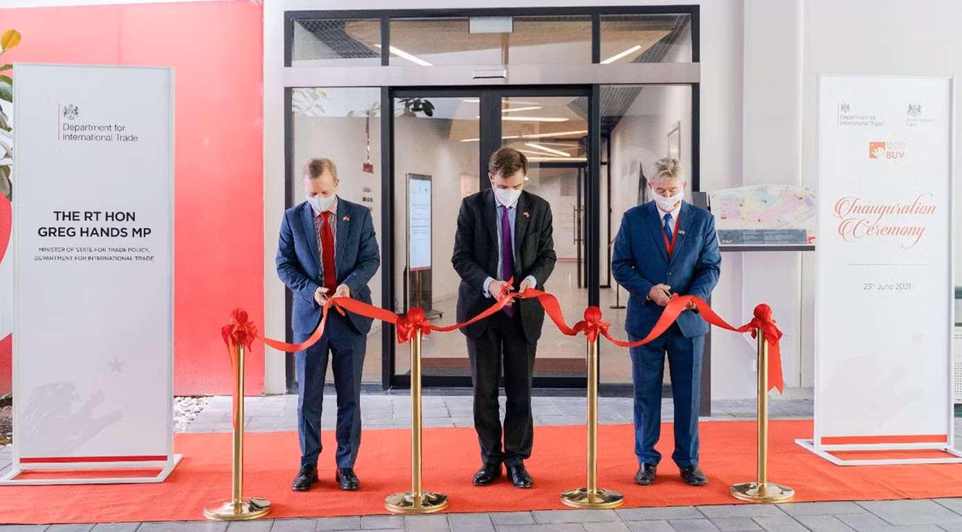 Ngài Quốc vụ Khanh (giữa), Đại sứ Anh (trái) và Hiệu trưởng BUV (phải) cắt băng khánh thành khuôn viên học tập mở rộng của BUV Ecopark campus.