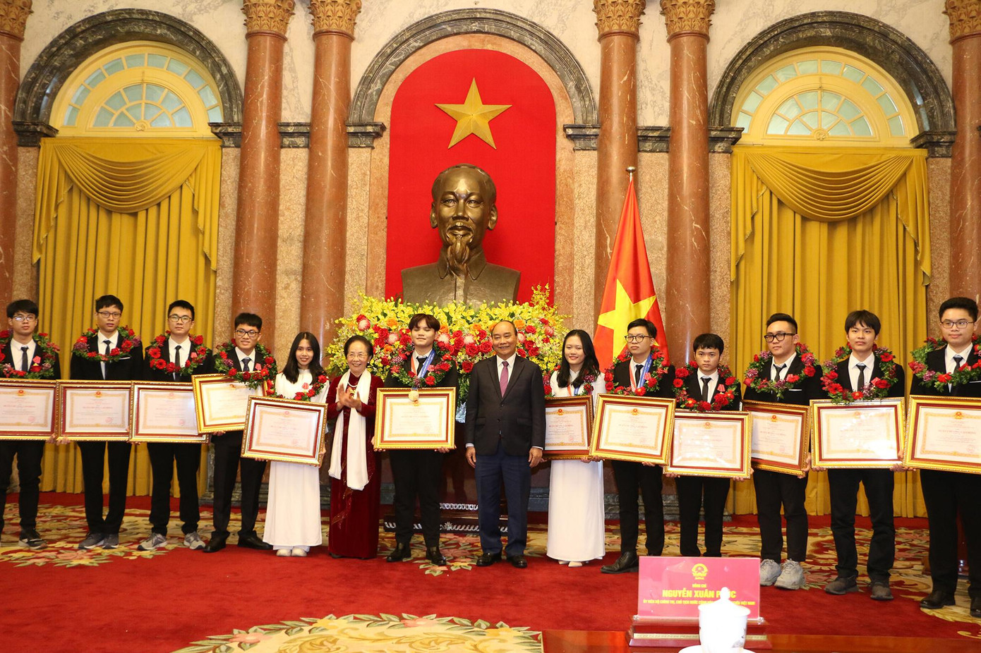 6 học sinh đoạt giải vinh dự được nhận Huân chương Lao động hạng Nhì, 11 học sinh vinh dự Huân chương Lao động hạng Ba. 6 học sinh đoạt giải vinh dự được nhận Huân chương Lao động hạng Nhì, 11 học sinh vinh dự Huân chương Lao động hạng Ba.