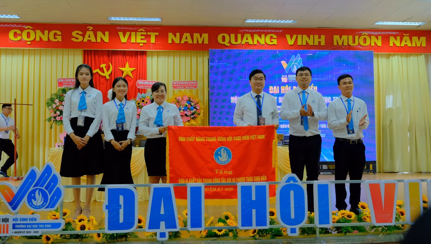 Hội Sinh viên trường ĐH Trà Vinh đã 3 lần được tặng Cờ thi đua xuất sắc dẫn đầu của T.Ư Hội Sinh viên Việt Nam trong toàn nhiệm kỳ 2020 - 2023.