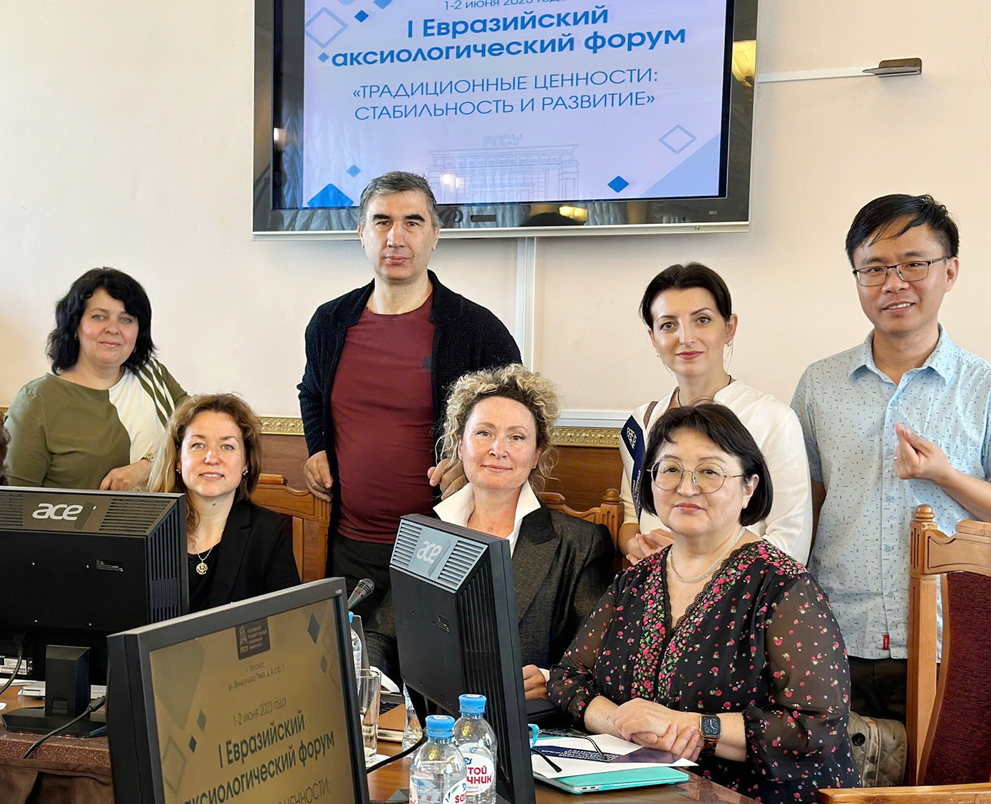 ThS Nguyễn Hữu Hoàng cùng các nghiên cứu sinh tại ĐH Xã hội Quốc gia Nga. Ảnh: NVCC