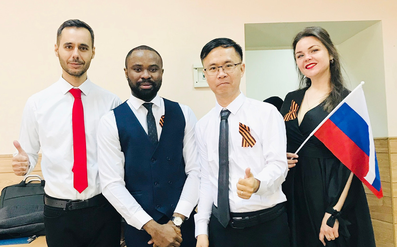 ThS Nguyễn Hữu Hoàng cùng các nghiên cứu sinh tại ĐH Xã hội Quốc gia Nga. Ảnh: NVCC