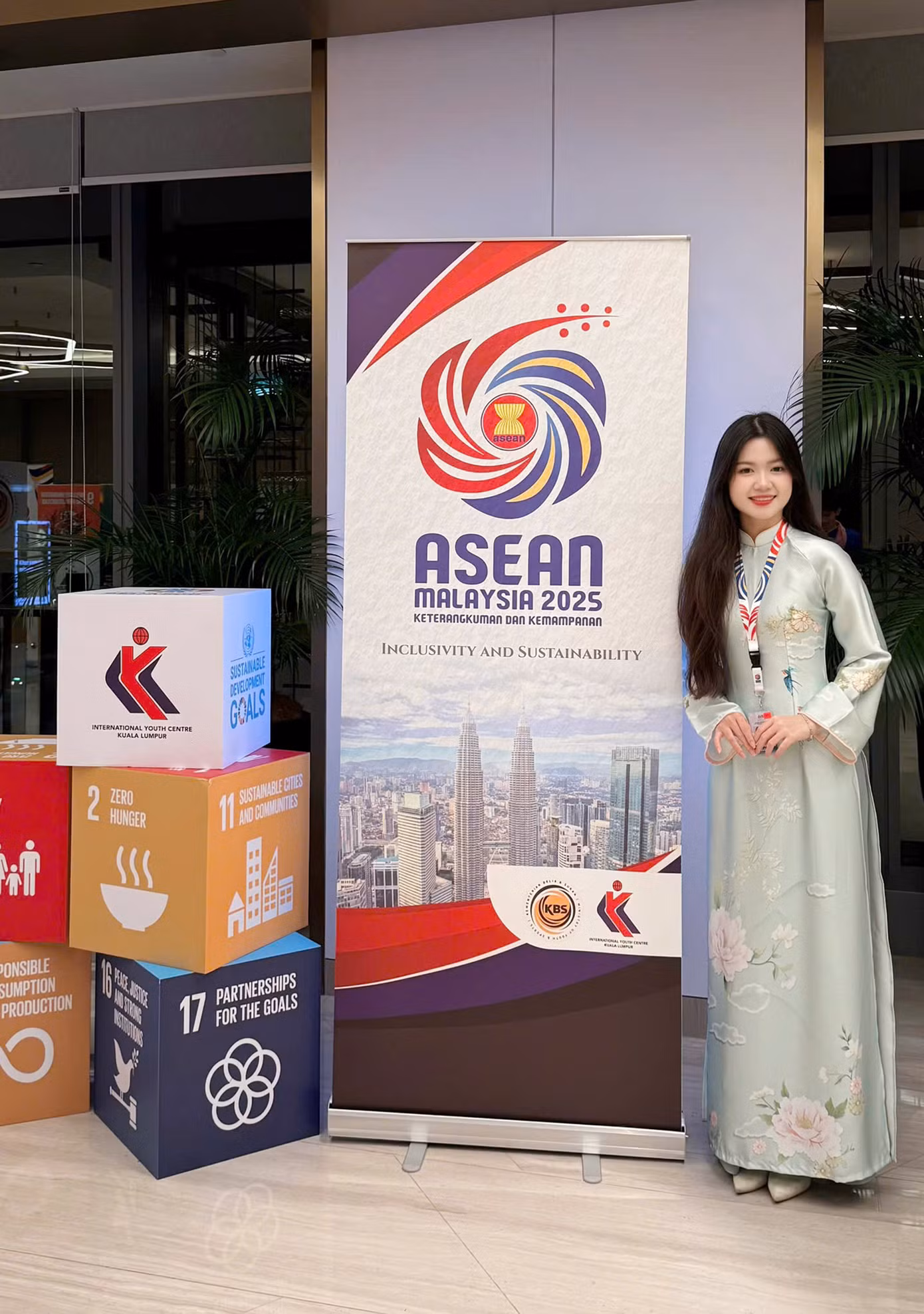 Quỳnh Anh đại diện thanh niên Việt Nam tham dự Đối thoại Thanh niên ASEAN 2025 tại Kuala Lumpur (Malaysia). Quỳnh Anh đại diện thanh niên Việt Nam tham dự Đối thoại Thanh niên ASEAN 2025 tại Kuala Lumpur (Malaysia).
