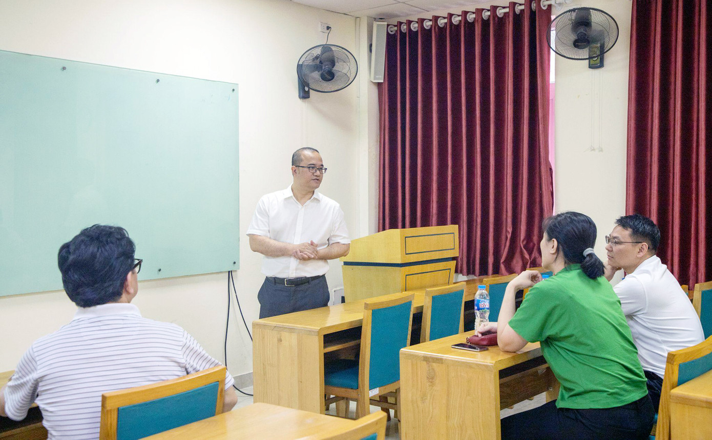 Các em học sinh lớp 12 và các bậc phụ huynh chăm chú lắng nghe chia sẻ của thầy cô UEB.