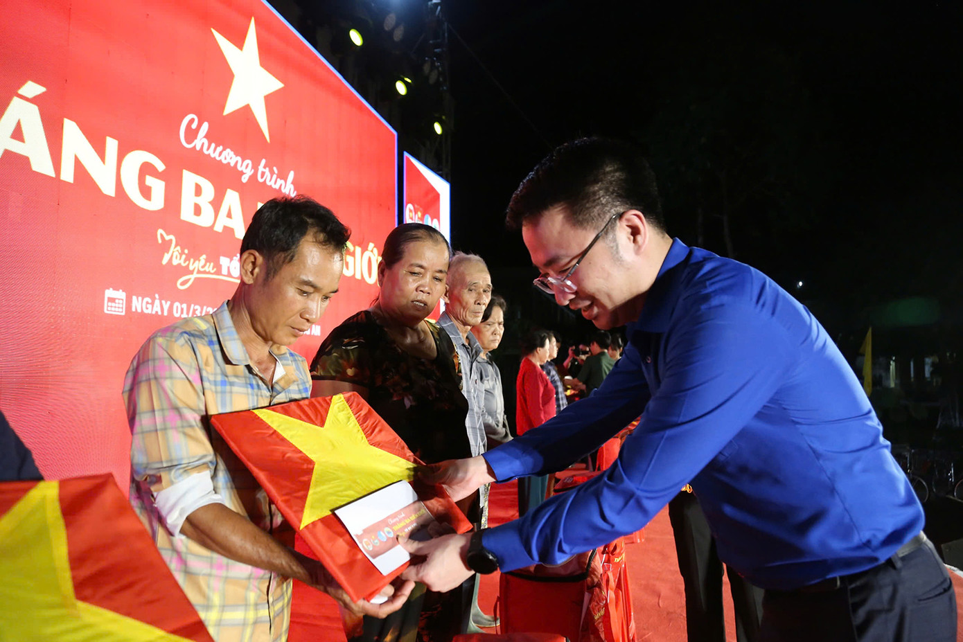 Anh Nguyễn Tường Lâm tặng phần quà đến nhân dân vùng biên giới huyện Đức Huệ (Long An). Anh Nguyễn Tường Lâm tặng phần quà đến nhân dân vùng biên giới huyện Đức Huệ (Long An).