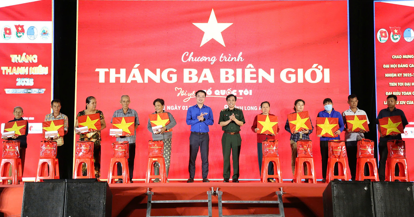 Tại chương trình, nhiều phần quà thiết thực đã được trao tặng đến lực lượng biên phòng và nhân dân vùng biên giới huyện Đức Huệ (Long An). Tại chương trình, nhiều phần quà thiết thực đã được trao tặng đến lực lượng biên phòng và nhân dân vùng biên giới huyện Đức Huệ (Long An).