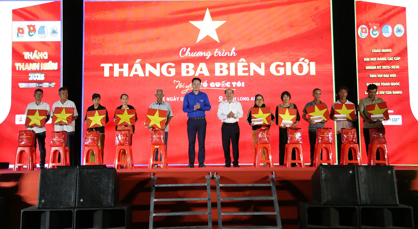 Anh Nguyễn Kim Quy trao tặng quà đến nhân dân vùng biên giới huyện Đức Huệ (Long An). Anh Nguyễn Kim Quy trao tặng quà đến nhân dân vùng biên giới huyện Đức Huệ (Long An).