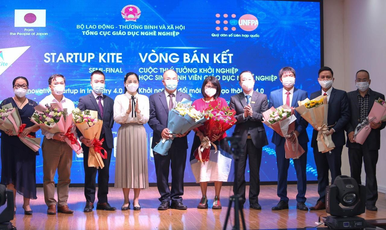 Đại diện Ban Tổ chức cuộc thi tặng hoa Ban Giám khảo tại Vòng Bán kết. Đại diện Ban Tổ chức cuộc thi tặng hoa Ban Giám khảo tại Vòng Bán kết.