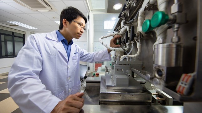 TS Nguyễn Viết Hương (SN 1990) - Phó Trưởng khoa Khoa học và Kỹ thuật vật liệu, trường ĐH Phenikaa. TS Nguyễn Viết Hương (SN 1990) - Phó Trưởng khoa Khoa học và Kỹ thuật vật liệu, trường ĐH Phenikaa.