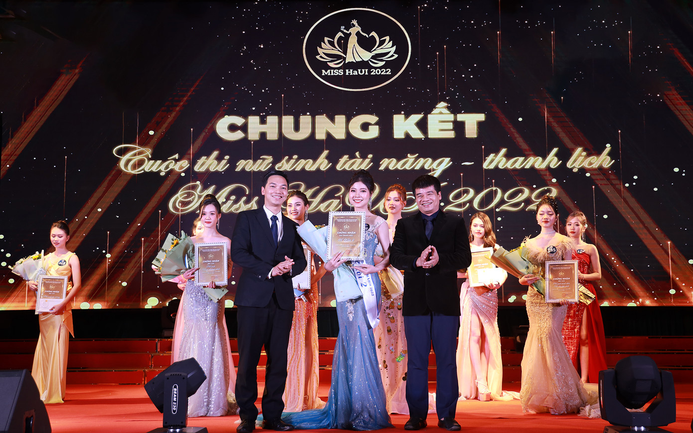 Trao giải Á Khôi 2 của cuộc thi. Trao giải Á Khôi 2 của cuộc thi.