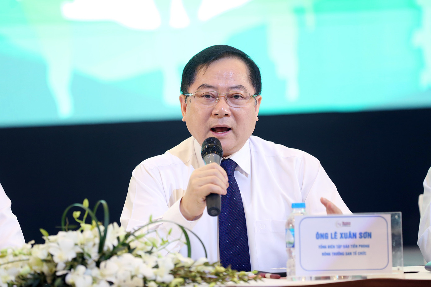 Nhà báo Lê Xuân Sơn - Tổng Biên tập báo Tiền Phong phát biểu tại buổi họp báo.